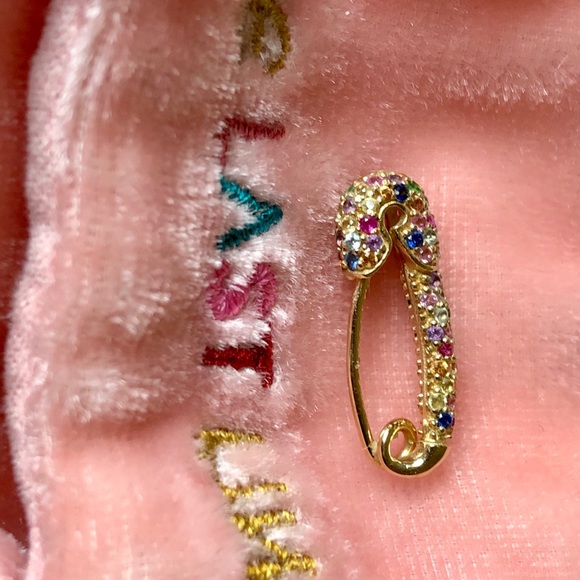 Totally chic “The Last Line” safety pin earring - Picture 4 of 7